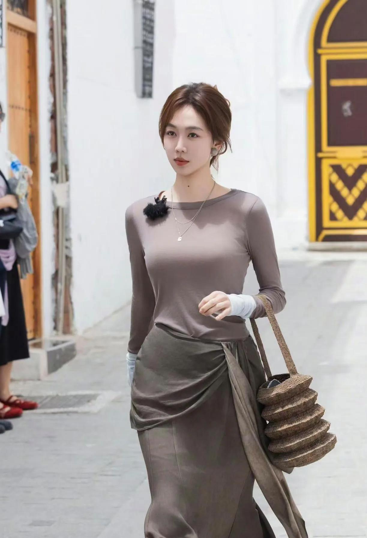 👗姜妍这身材比例，我直接慕了！姐姐这是什么神仙身材！修身打底+垂坠感长