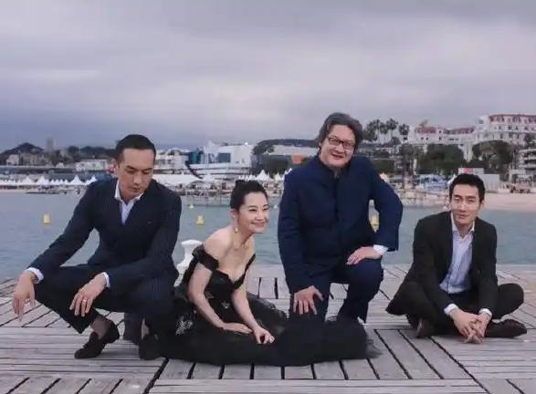 这张4人合照，我认出了雪肤花貌、香肩裸露的不老女神许晴，胖瘦合度、盘腿而坐的实力