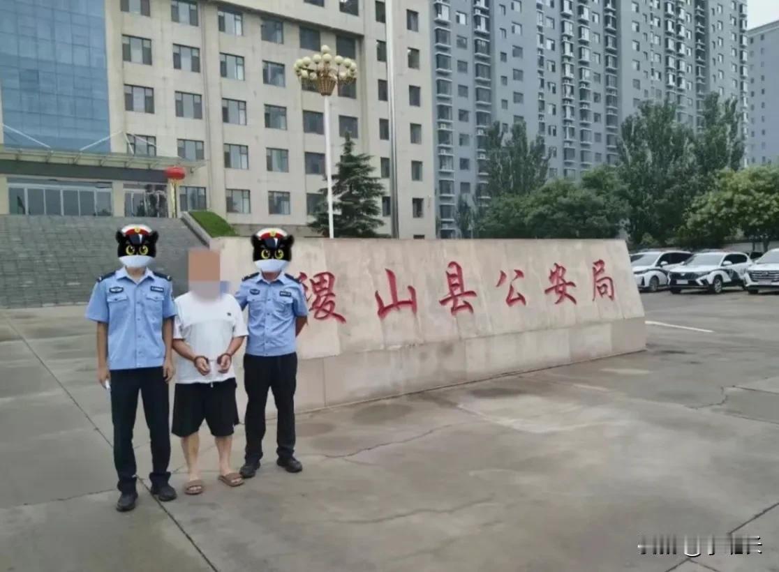 家人们，你们敢信吗？有人以为捡着个金元宝，7万5眨眼扔水里，结果警察叔叔愣是给捞