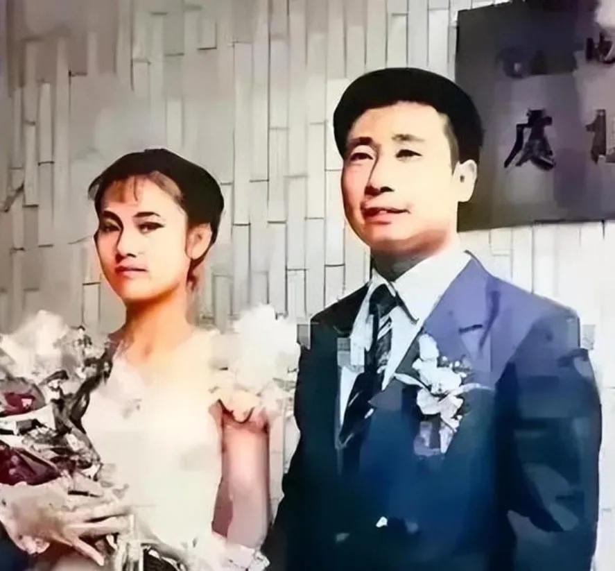 1983年，曾从大陆叛逃到台湾的飞行员王学成结婚了。婚礼上，王学成笑得非常开