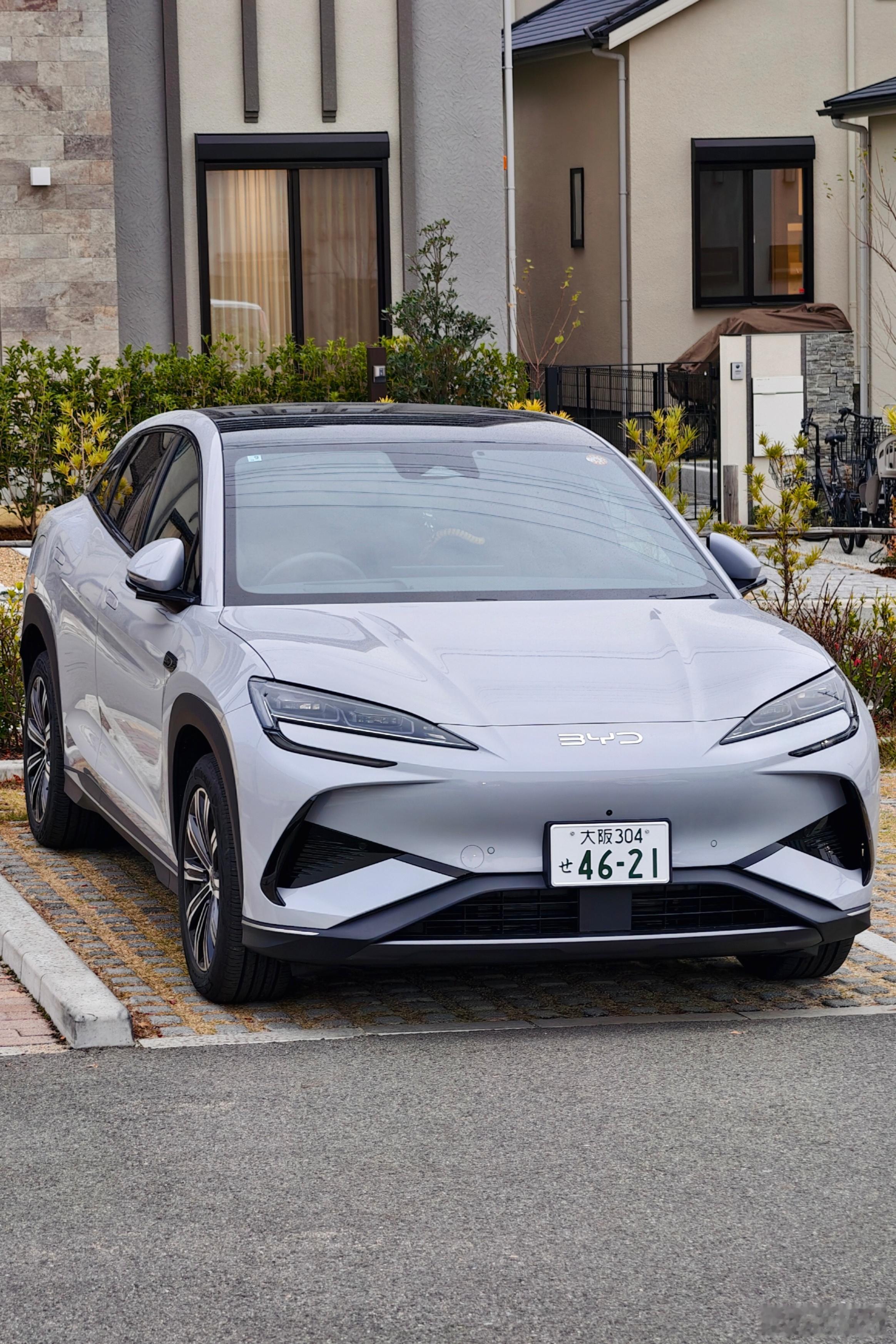 型车街拍偶遇日版比亚迪海狮07（BYDSealion7）。车牌对一辆车气质影