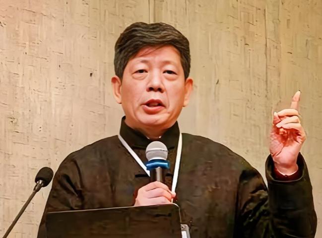 清华大学教授彭林曾说：“目前中国举国上下都在讲发展，什么都在讲发展，其实我们闭上