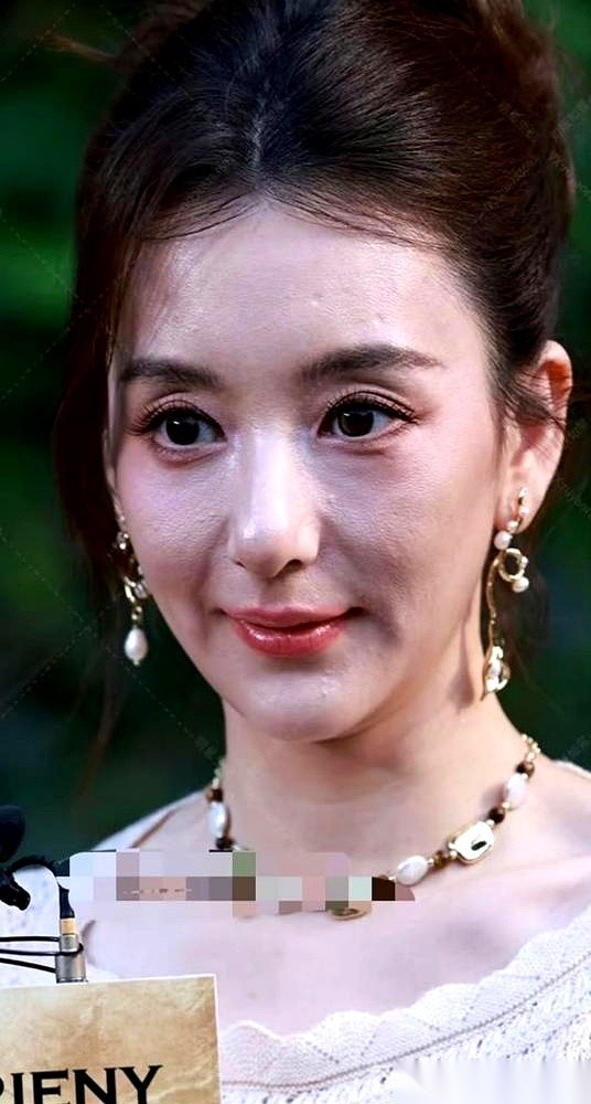 网上都在围观郭富城刚过完的六十大寿，大家的目光却全落在了方媛脚上那双细高跟鞋上。刚生完三胎才四天，她