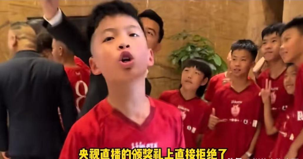 12岁的中国足球小将孟新艺，在央视直播的颁奖礼上，拒绝了主持人现场复刻空翻的提议