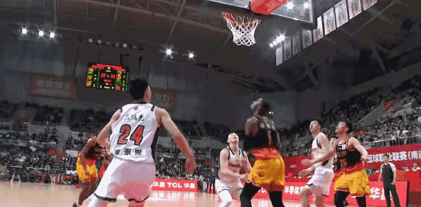 🔥崔永熙这波太硬气！连续起跳拼篮板，顶着外援补篮造犯规！刚刷到这球，我直