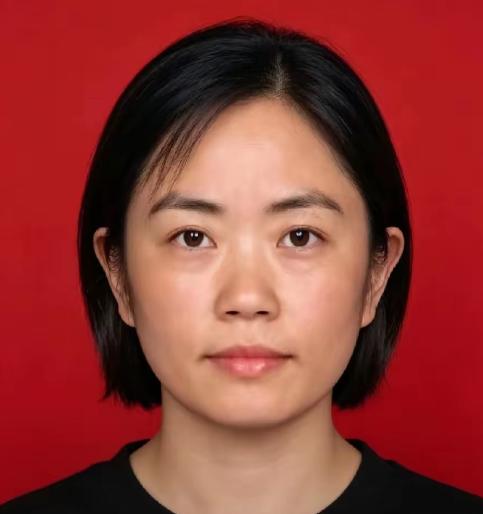 谁能想到，一位手握大校军衔、拥有高级工程师职称，本该退休享福、安稳度日的女军人，
