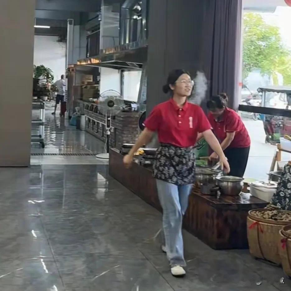 这个姑娘真的不是一般的了不起！暑假还有10来天就结束了，当初爆火全网的扁担女孩刘