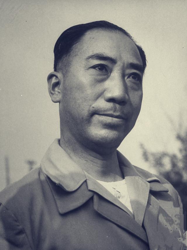 1945年，抗战胜利前夕。中统二号人物徐恩曾，借着职权大肆走私敛财，靠着特务特权