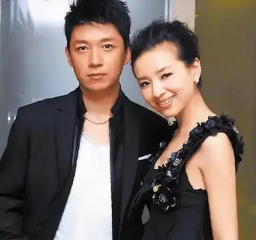 2023年元宵节，董洁与潘粤明为儿子顶顶庆生，上演“世纪大和解”。15岁的顶顶眉