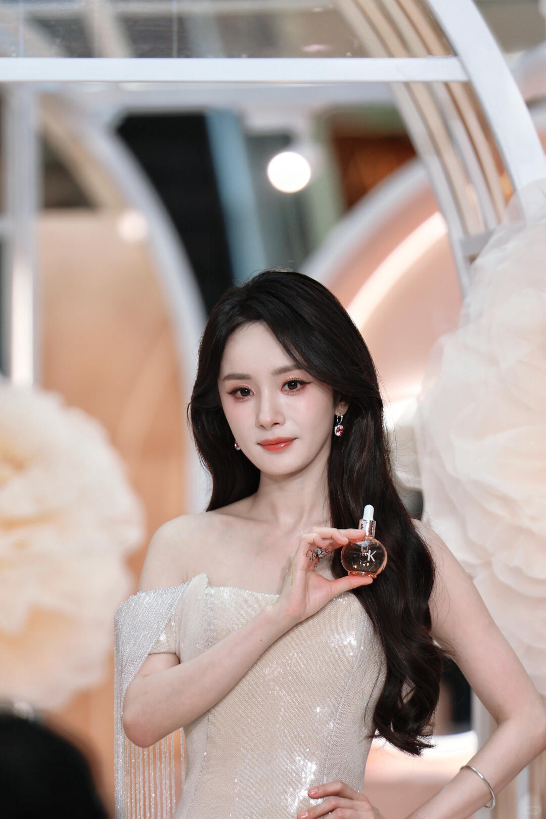 杨幂头纱天呐！路人拍的生图直出，说了两遍“真的很美”也太美了！©️🍠七七💜