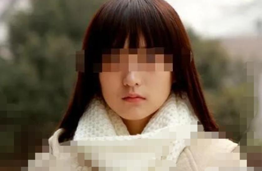 河北一83岁大爷，让25岁女村民帮其设置刚买的手机，不料，大爷趁女村民不备突然伸