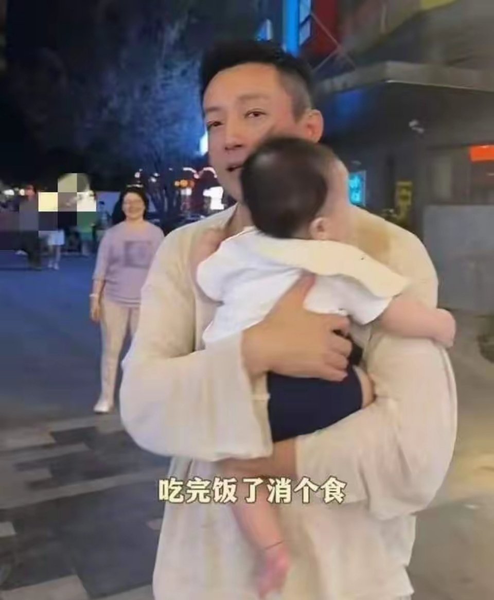 汪小菲带着小汪宝饭后消食，顺带巡店麻六记，小孩子正脸曝光在镜头中看得出来皮肤很白