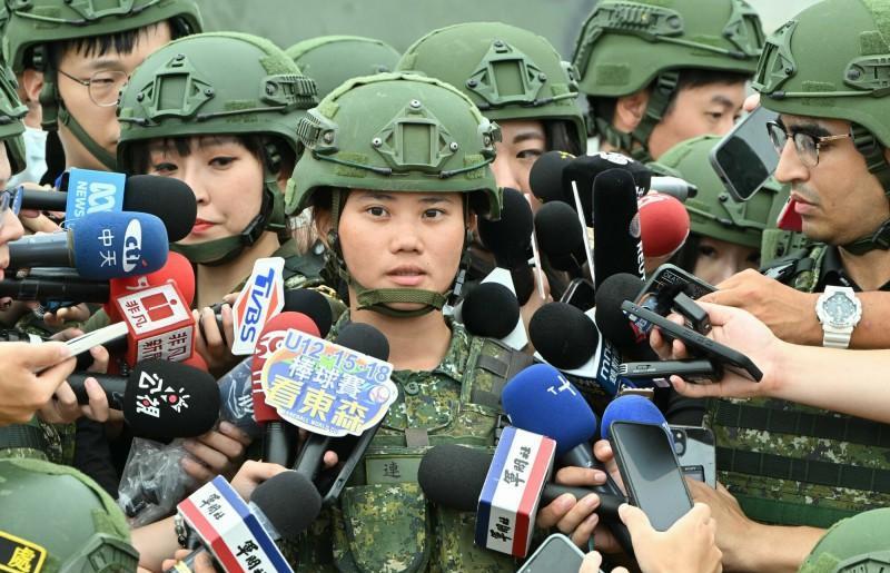 【台军又造“女神”，M1A2坦克连女连长：一车一命！】在日前举行的台“陆军M1A