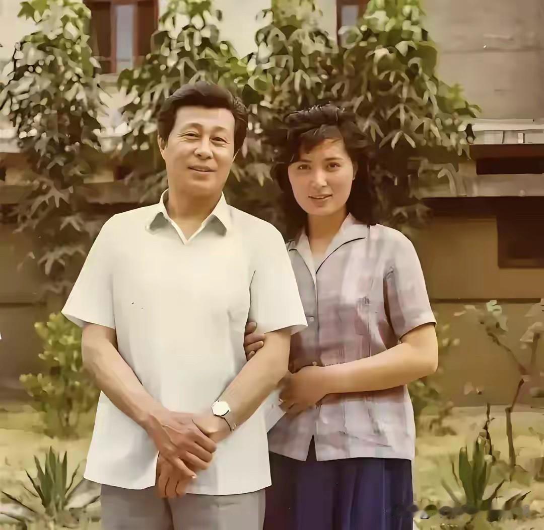 这是早些年的一张老照片，男的是娱乐圈的第一美男子王心刚老师，他的颜值真的长在很多