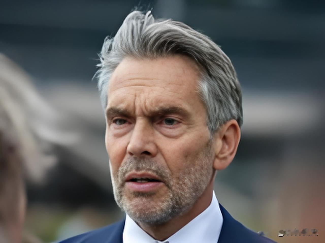 荷兰说出了真相！荷兰首相迪克·肖夫近日表示，现如今美国是强权当道，欧洲必须要认清