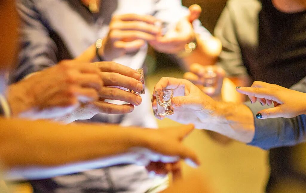 喝酒后出现3个现象, 说明你已不适合喝酒, 再喝就是“玩命”