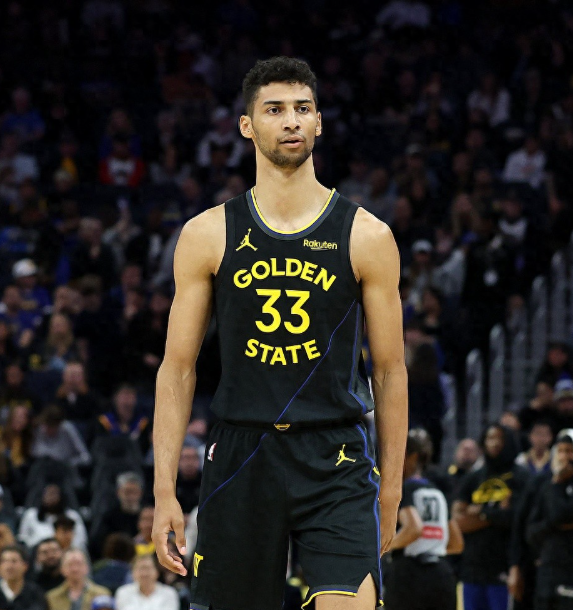 勇士有个人我不明白啊，就是莱昂斯，这个人菜的离谱，为什么科尔一直用啊他连发展