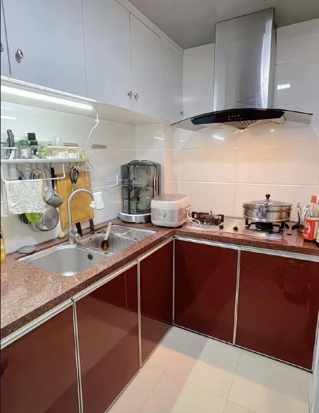 我注意到表姐结婚后每次来我家都是这样，一进门和我爸妈打个招呼就往厨房跑。上周姑姑