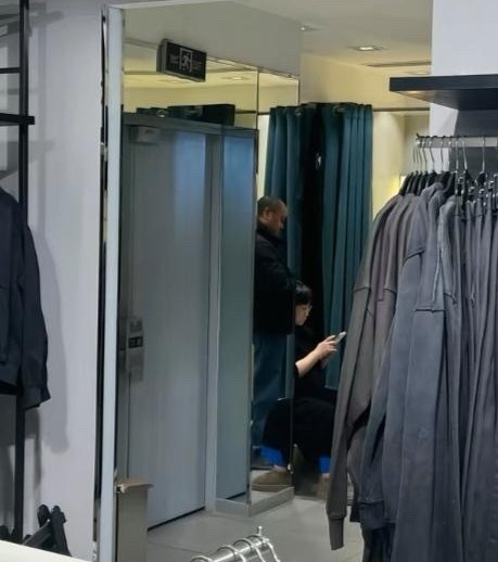 56岁窦唯在河北一家服装店买衣服，他看起来胖了好多，秃顶严重，头发花白，整个人苍