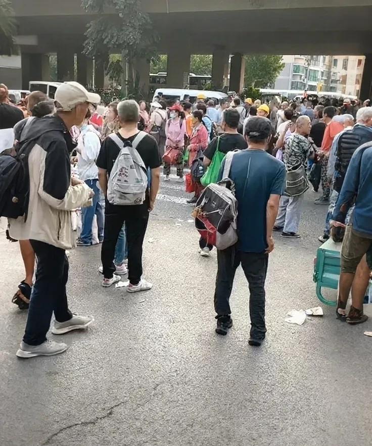 山东济南高温天气有所回落，用工价随之有所下降这些打工人4点多都到这里来了，五点