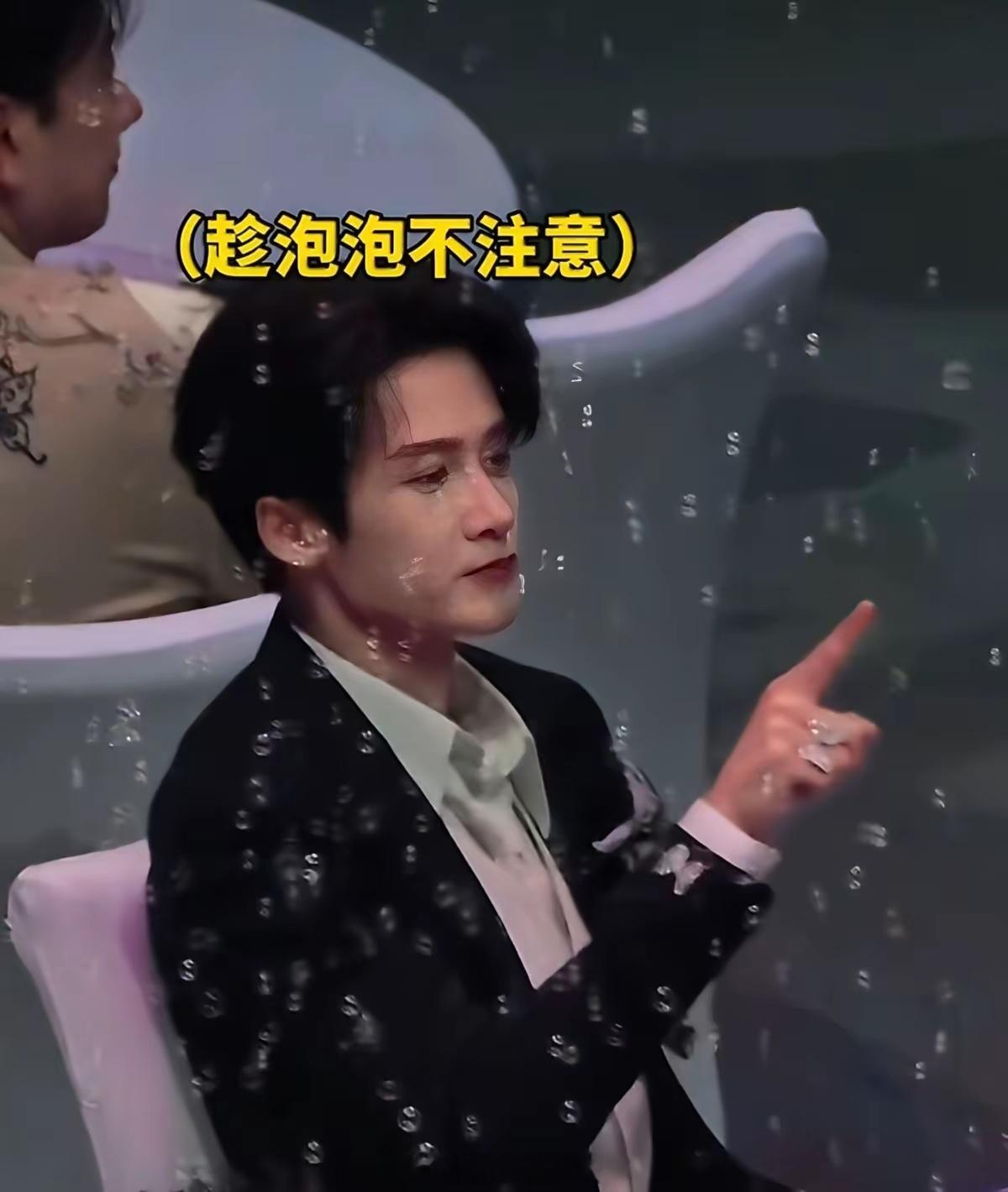 昨晚大湾区电影音乐晚会，每位歌手都有精彩表演，但最暖心的一幕不是檀健次《傲世巨星