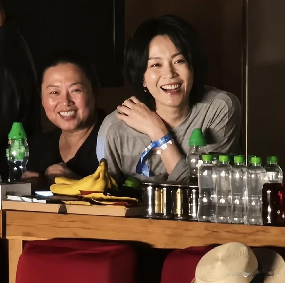 王菲去给那英的演唱会捧场，结果被网友发现了一个小细节，不知道你们发现了没有，她把