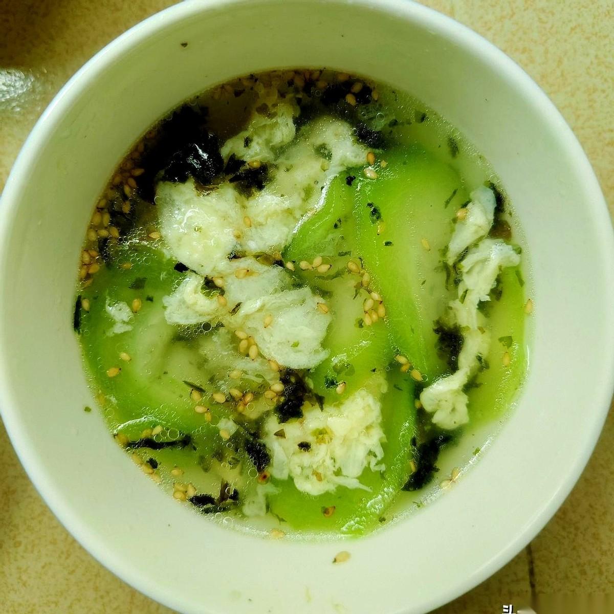 昨晚饭局，老同学把酒杯往桌上一磕，没头没脑问了一句：“没家里帮衬，男人想在30岁