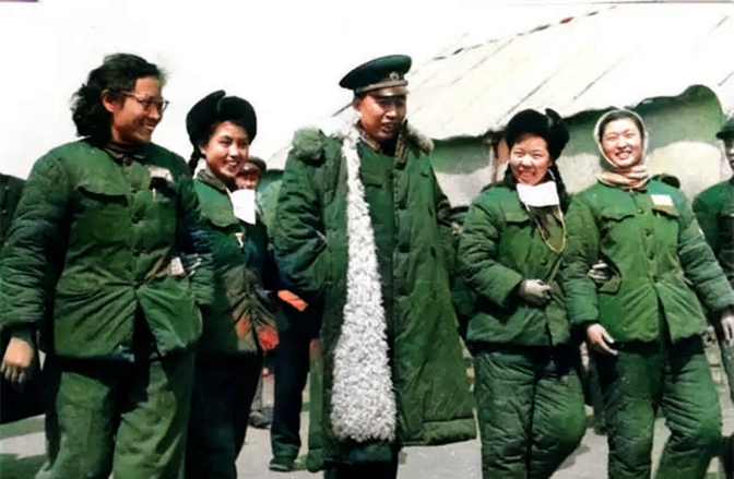 1954年，王震被一县长拷了起来，王震怒道：“你没枪毙我，算我王震命大！”王