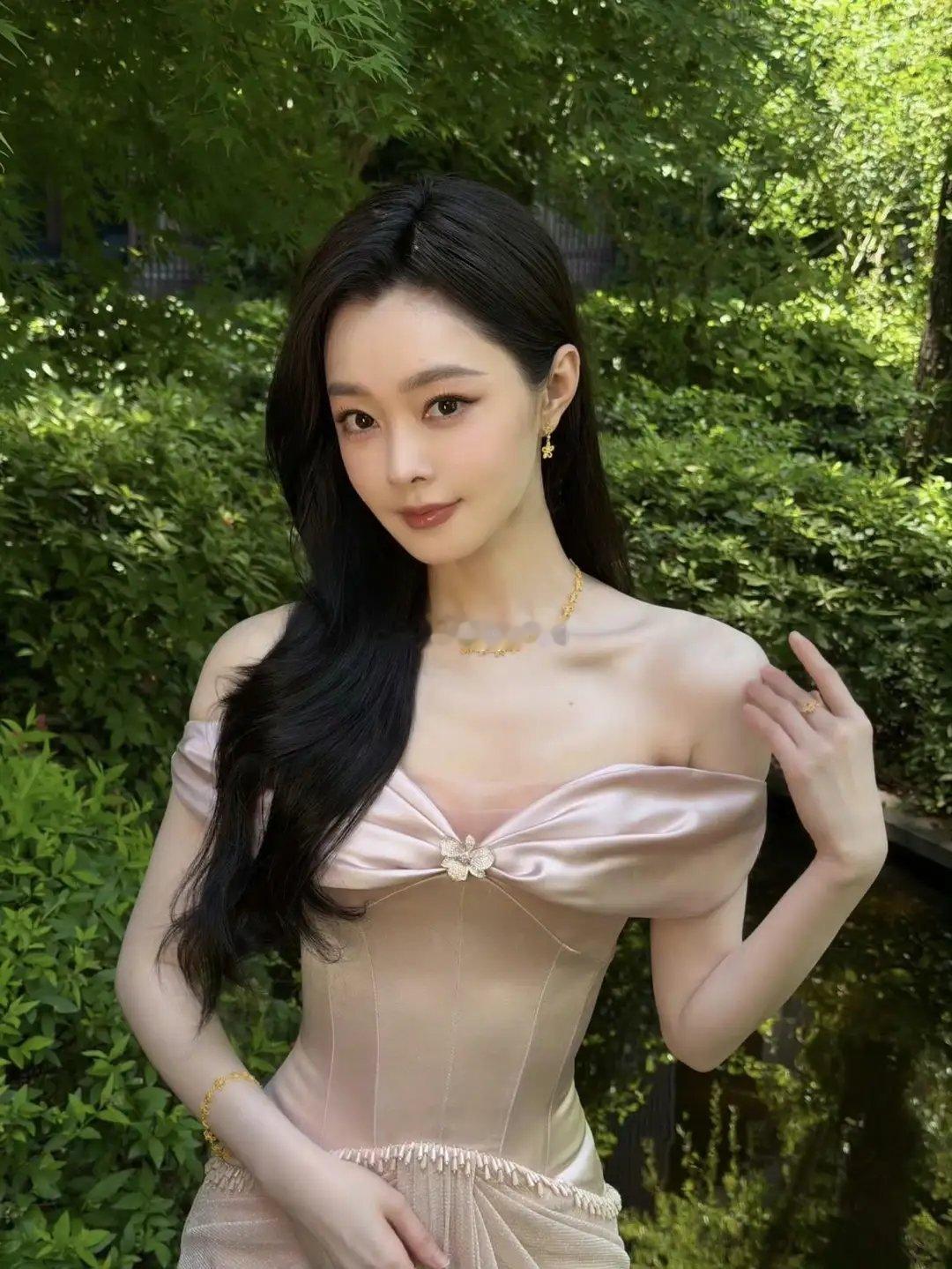 宋轶上海活动蜜桃粉抹胸长裙造型刷屏全网，生图状态能打，怼脸镜头依旧毫无瑕疵，温柔