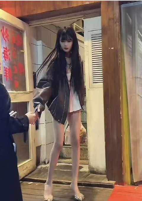 嘿，还真有那跟筷子似的细腿呢