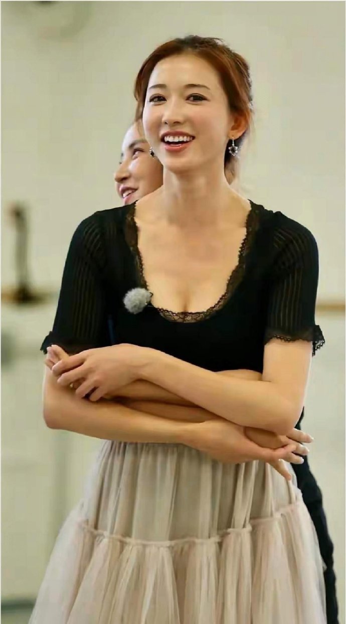 50岁的林志玲跳舞状态绝了，这身材和脸看着就像20岁少女