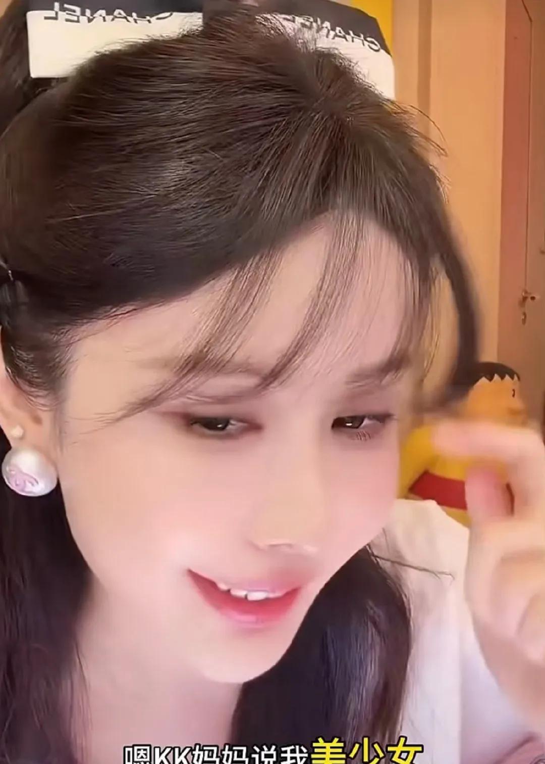 近日，韦雪收获了来自男友妈妈的超高赞誉，被亲昵夸赞为“美少女”。能得到未来婆婆如