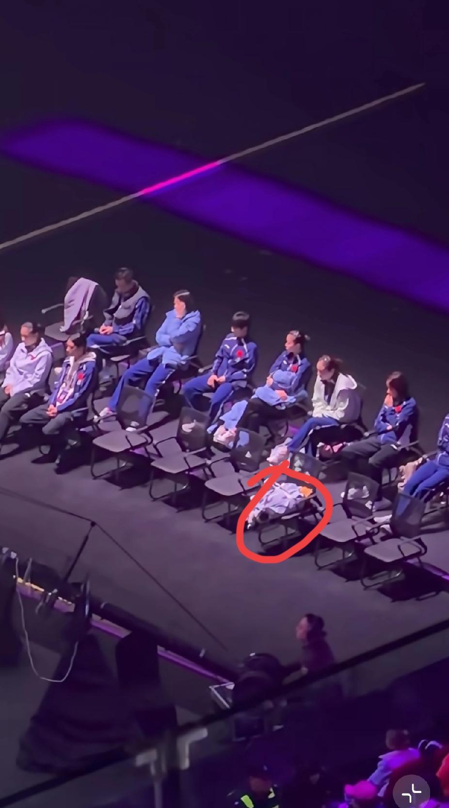 WTT重庆冠军赛，国乒女队全员坐成一排看队友内战，这画面太戳人了！大家都在