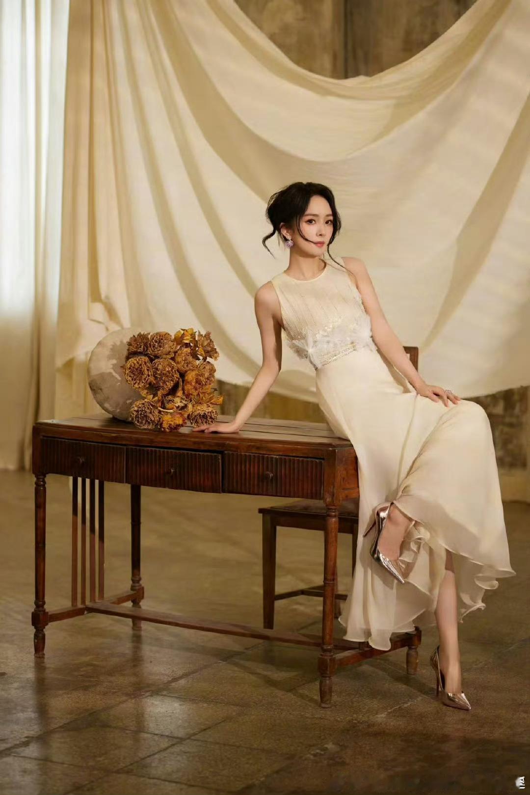 杨幂🦊杨幂siinsiin全球品牌代言人上海没有秋天。往往是夏天一过去，