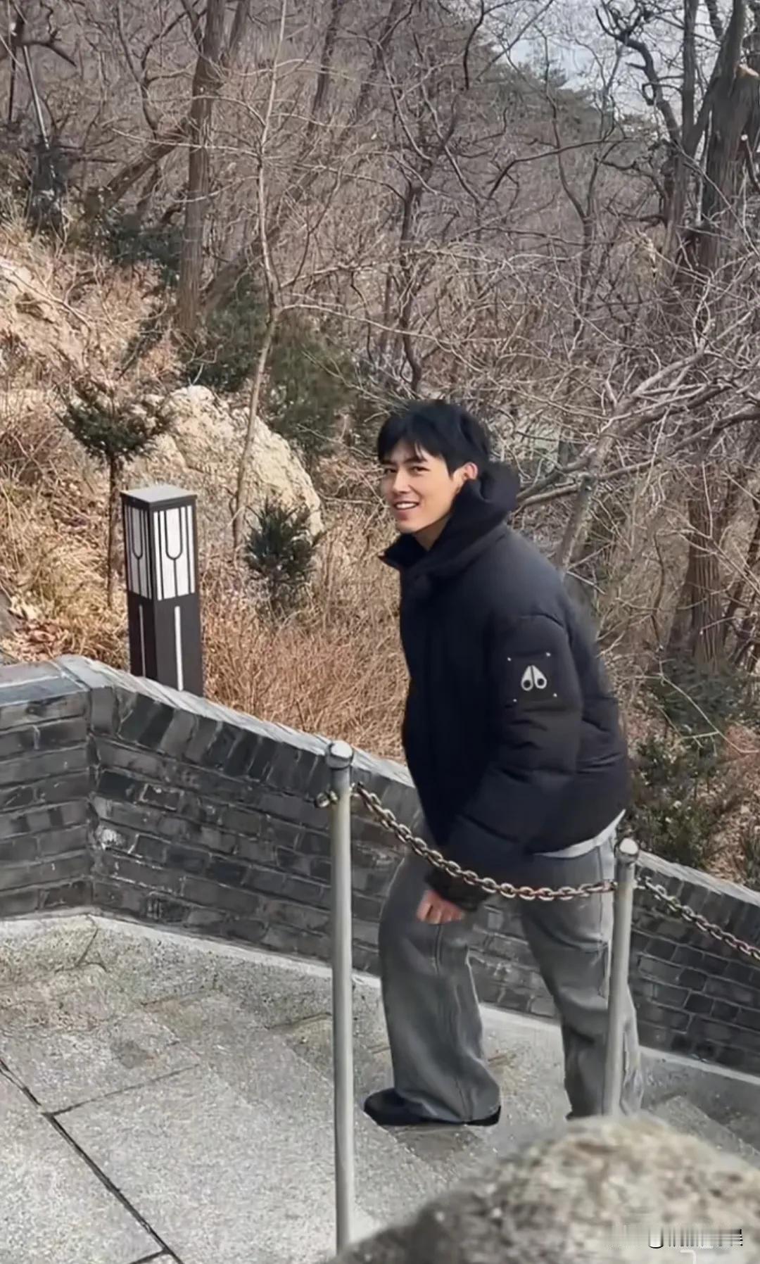 陈凯歌导演的两个儿子，陈雨昂、陈飞宇俩人现身丹东大孤山的银杏树祈福。陈飞宇个子