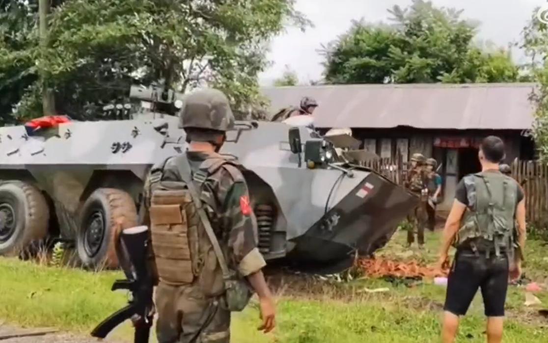 克钦独立军缴获一台国产装甲车！这辆缅甸政府军装备的装甲车，完好无损，但是陷在