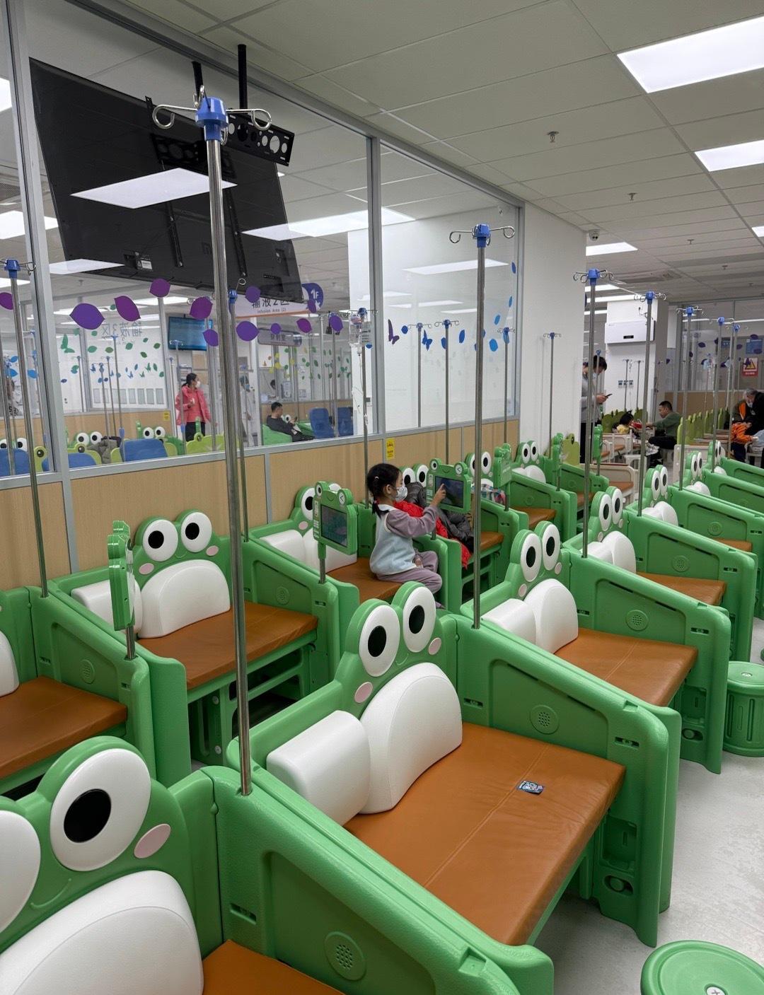 今天去医院看一位生病的朋友，推开病房门时，她女儿轻声说：“阿姨，其实我们没告诉什