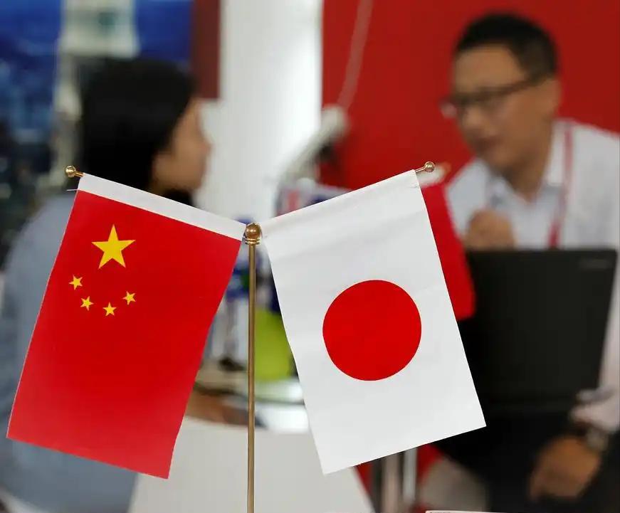 日本经济真的被中国打败了吗？答案是否！因为并不能说是中国打败的，只能说是日本自己