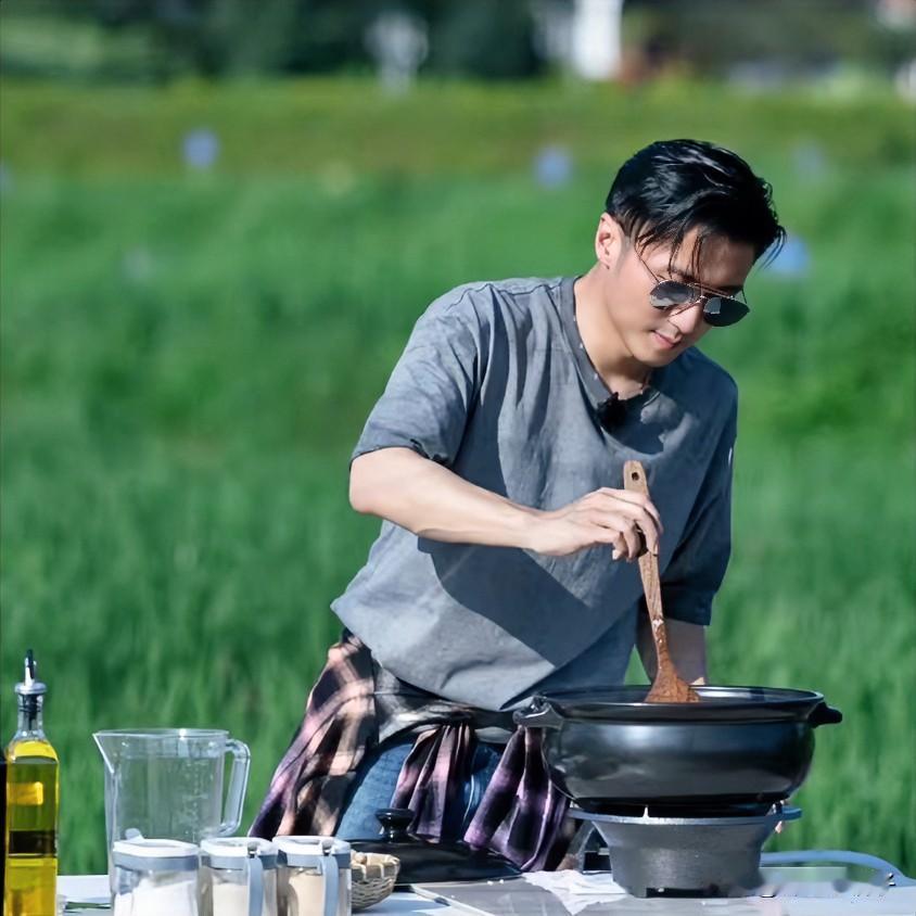 本来以为谢霆锋去哈尔滨就是馋那一口铁锅炖，结果咱们还是太天真了。转头人家就换