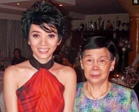 梅艳芳死前，她妈妈痛骂她：你有2亿的遗产，只给我7万，你不孝！这句话，在她病床前