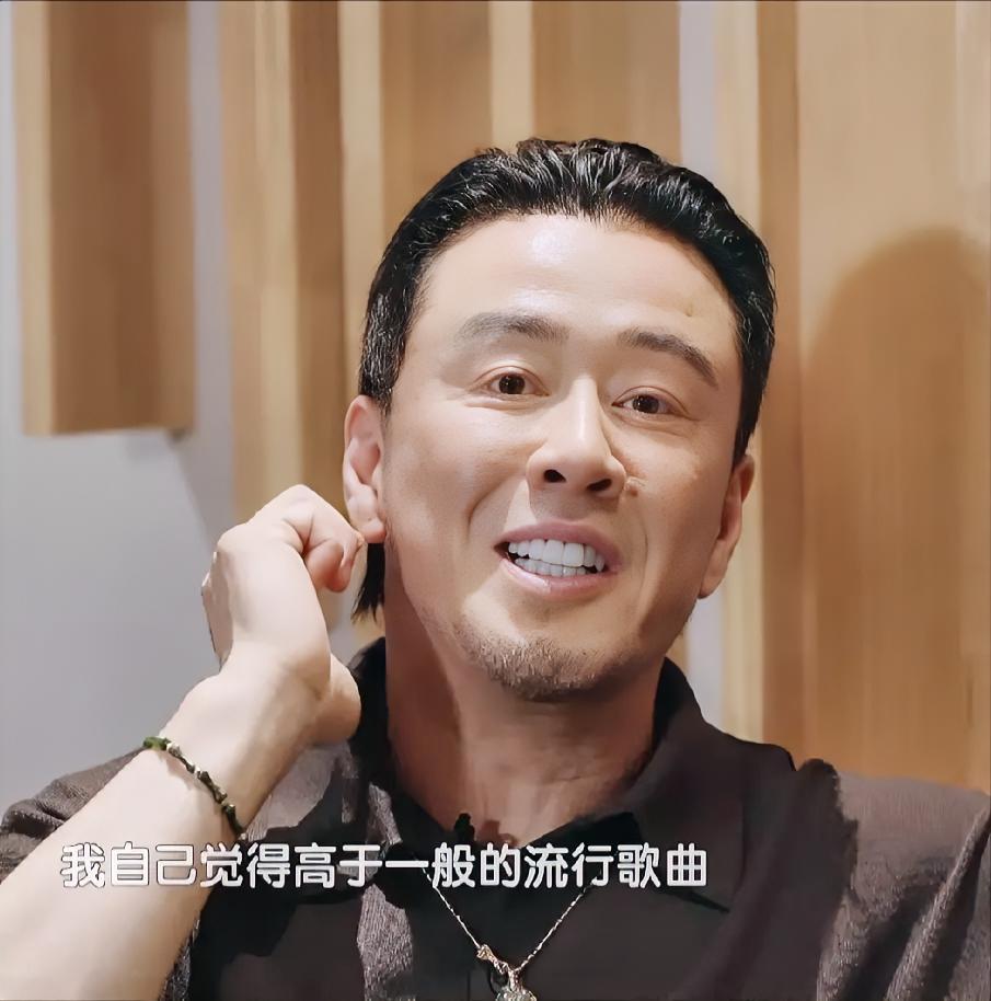 杨坤在《歌手》最让我意外的不是前半段跑调，也不是像庾澄庆一样一轮游，而是他的脸怎