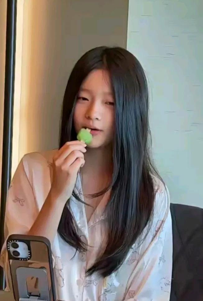 小公主出来了真的很漂亮远看像妈妈近看像爸爸神似妈妈，五官像爸爸