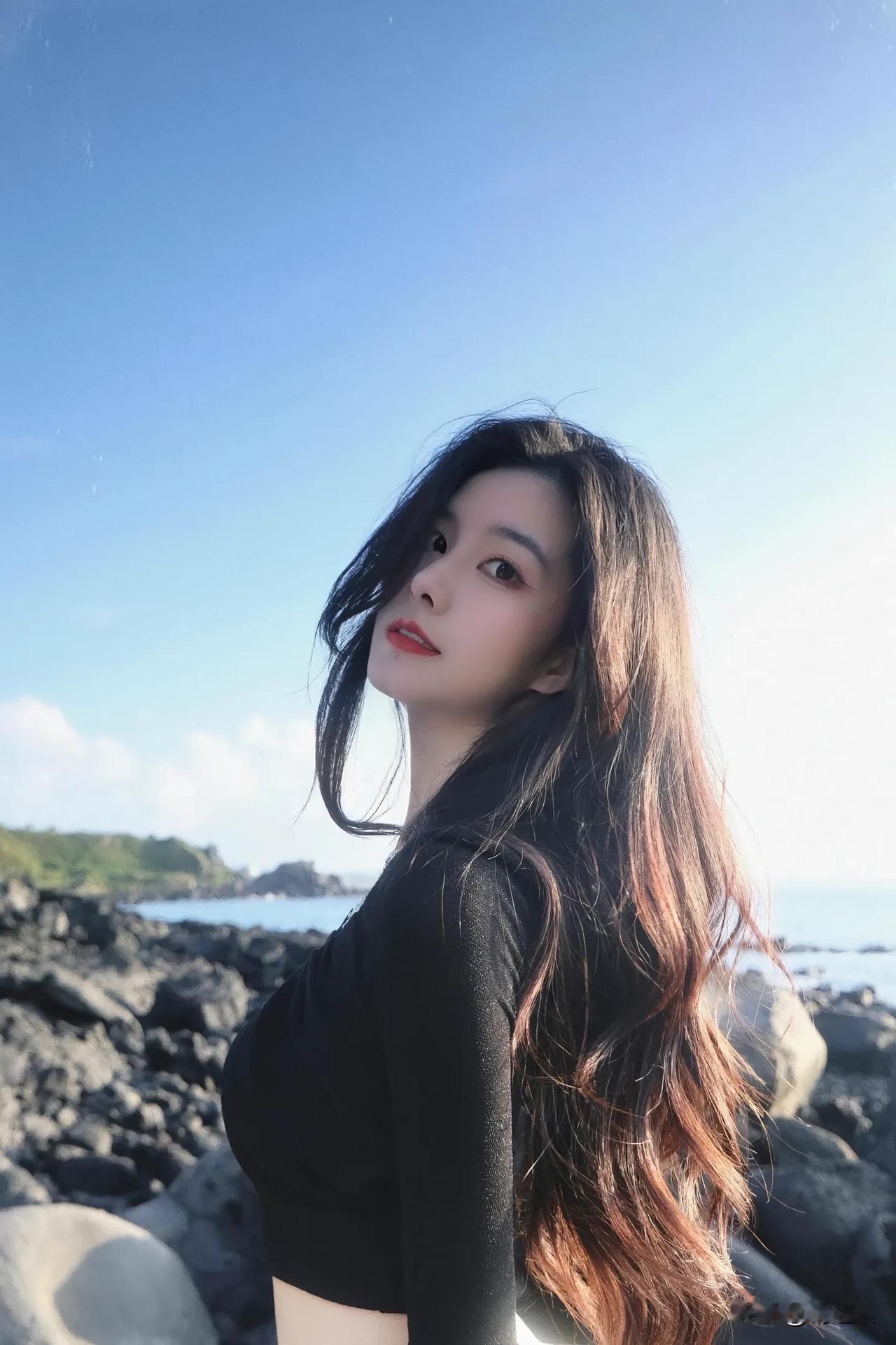 海边少女，黑发飘逸，阳光下的美丽瞬间