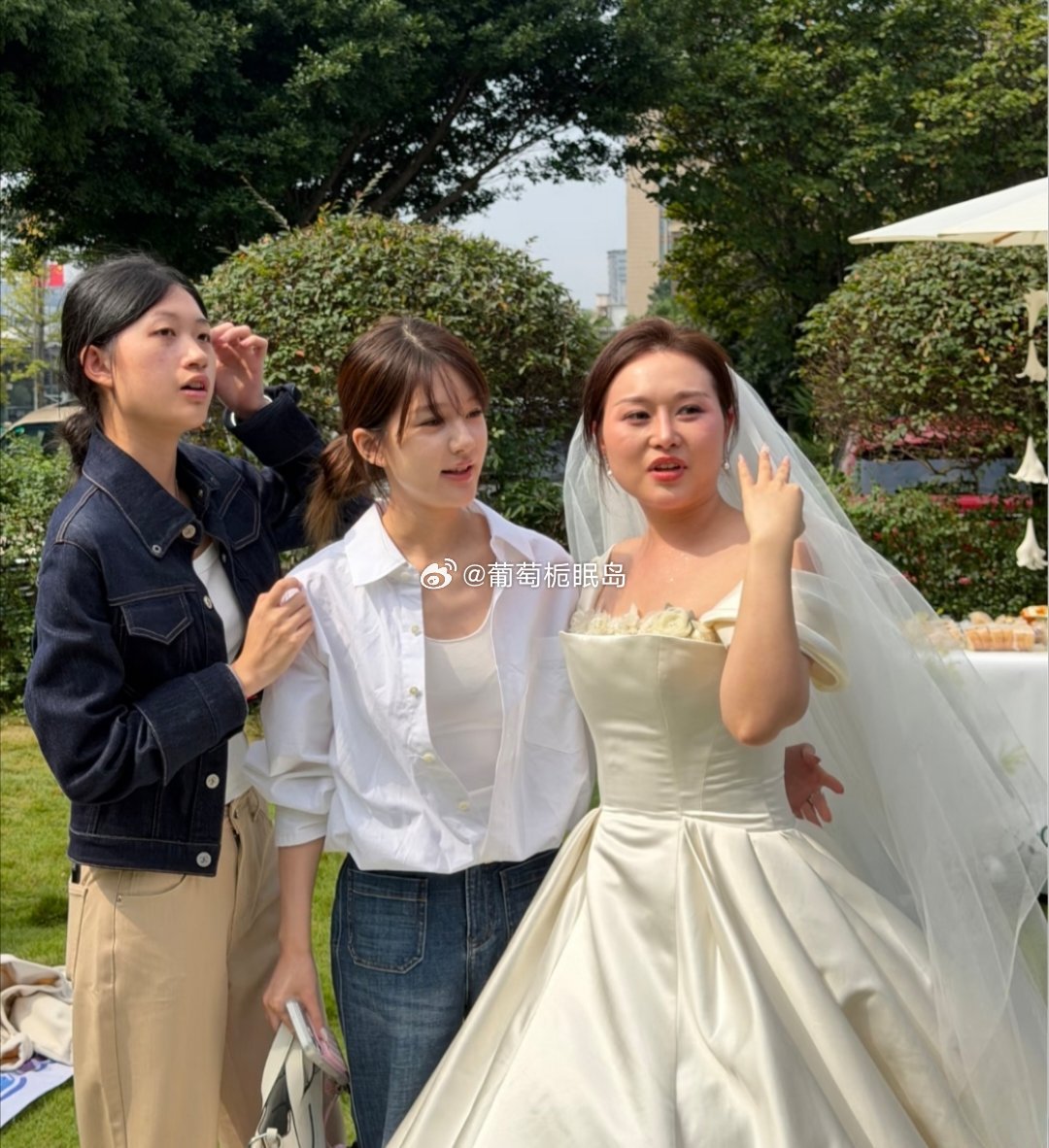 28岁赵露思现身四川成都参加表姐的婚礼，她穿着白色衬衫搭配牛仔裤，造型低调又不是