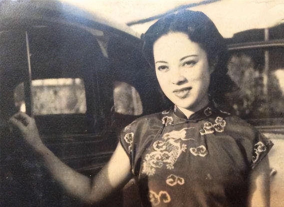 抗战时期，一抗日英雄牺牲不久，他的妻子就主动跟了一个日本军官，不仅如此，她还把1