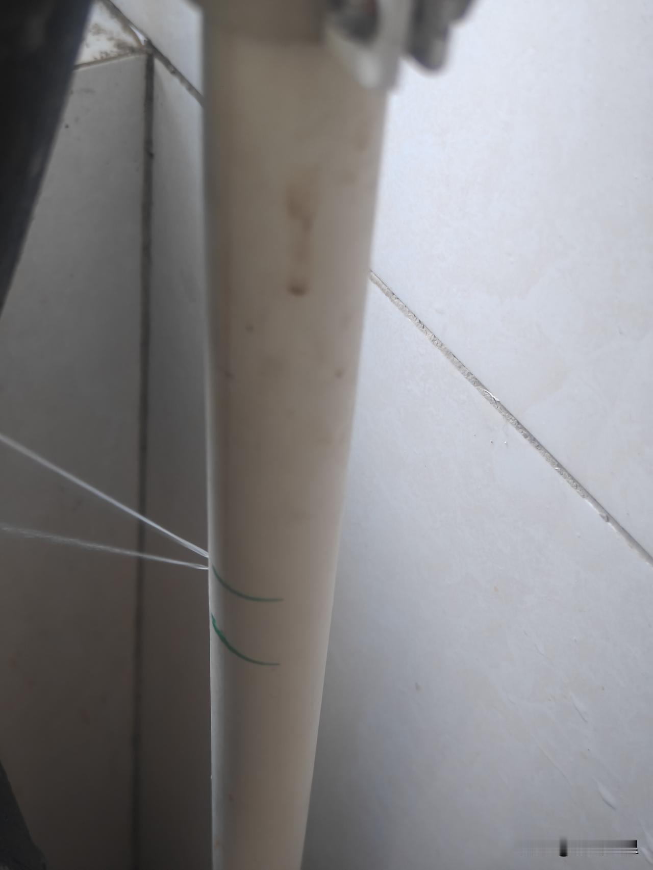 会者不难，难者不会。今天上阳台洗衣服，看到太阳能下水管在漏水，难怪傻媳妇前两天