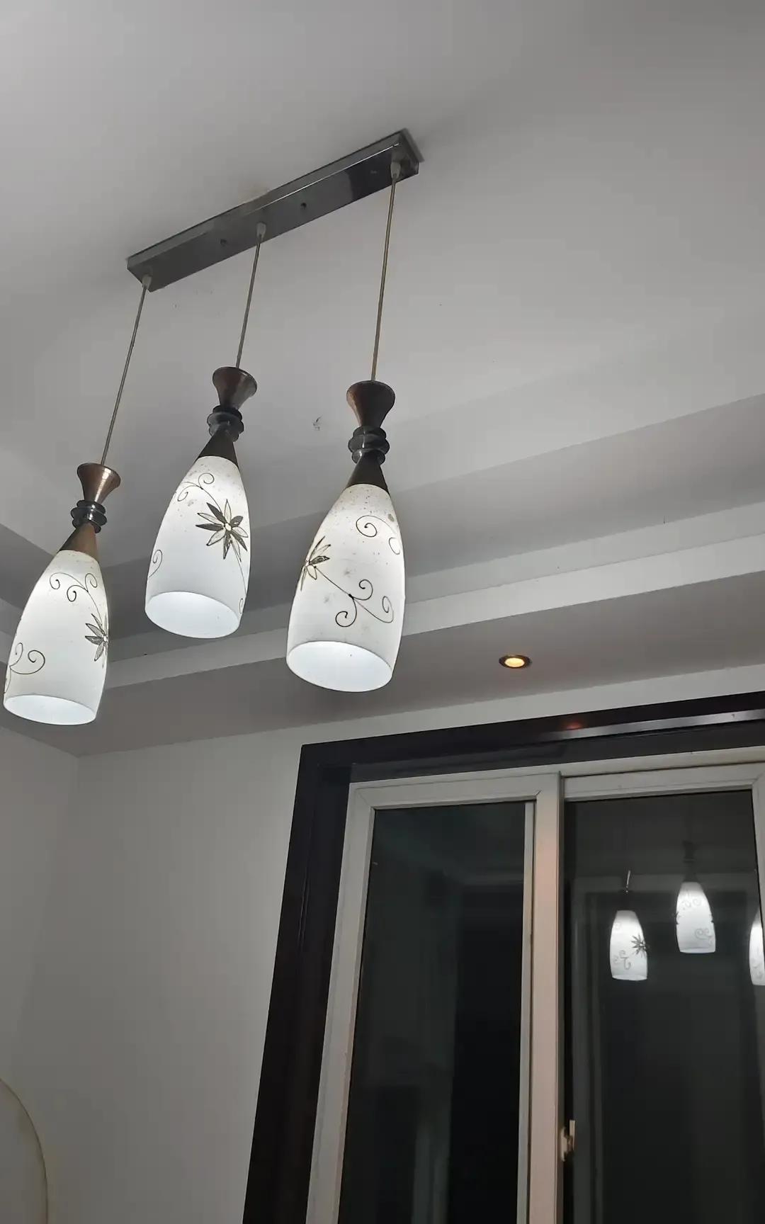 对门小伙敲门问密码锁闪红灯是不是快没电，我迷迷糊糊点头，他转身又追出来塞包薯片说