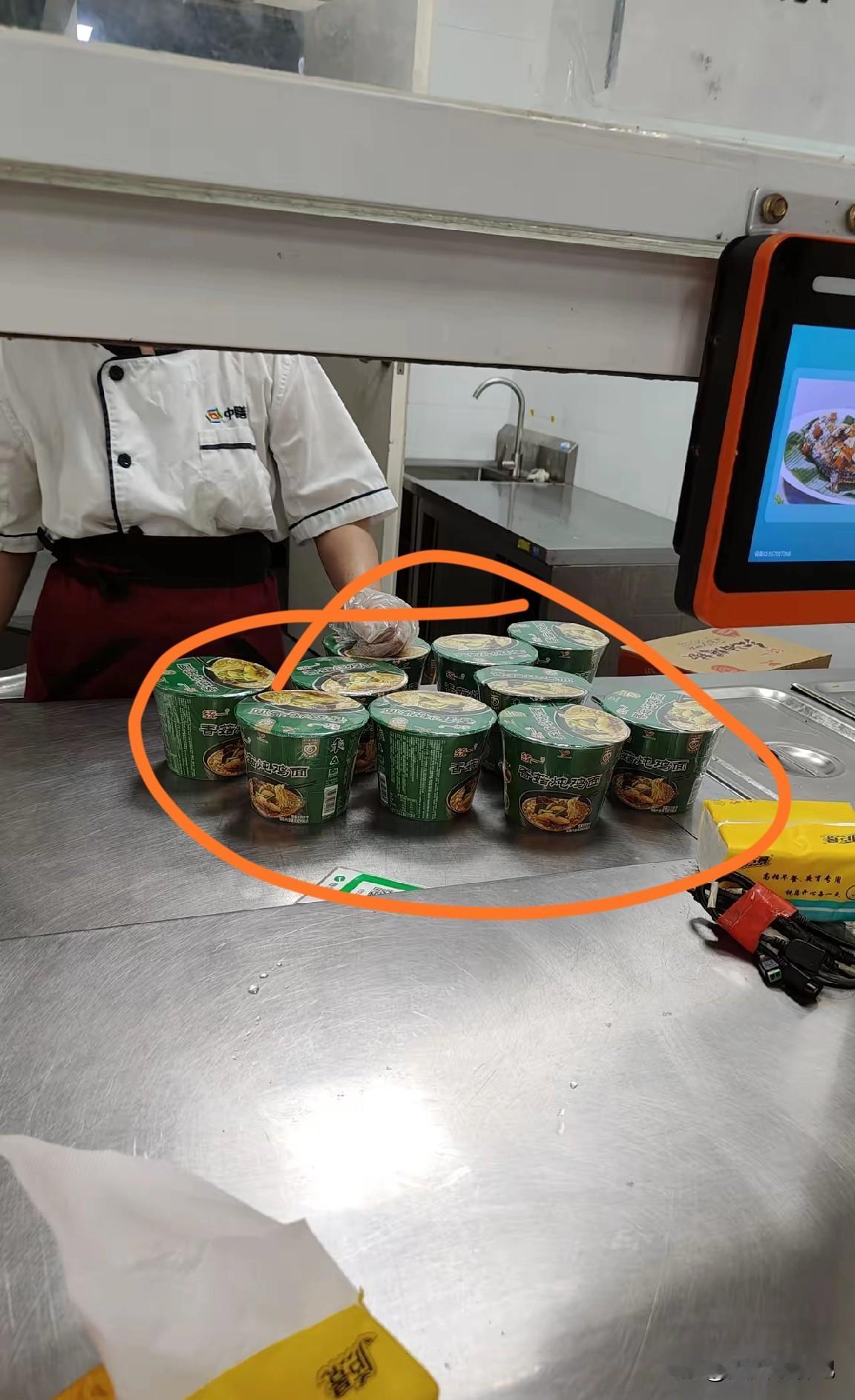 曾经在一个电子厂上夜班，晚上宵夜都是一桶方便面，这是台湾老板的厂，有人认为