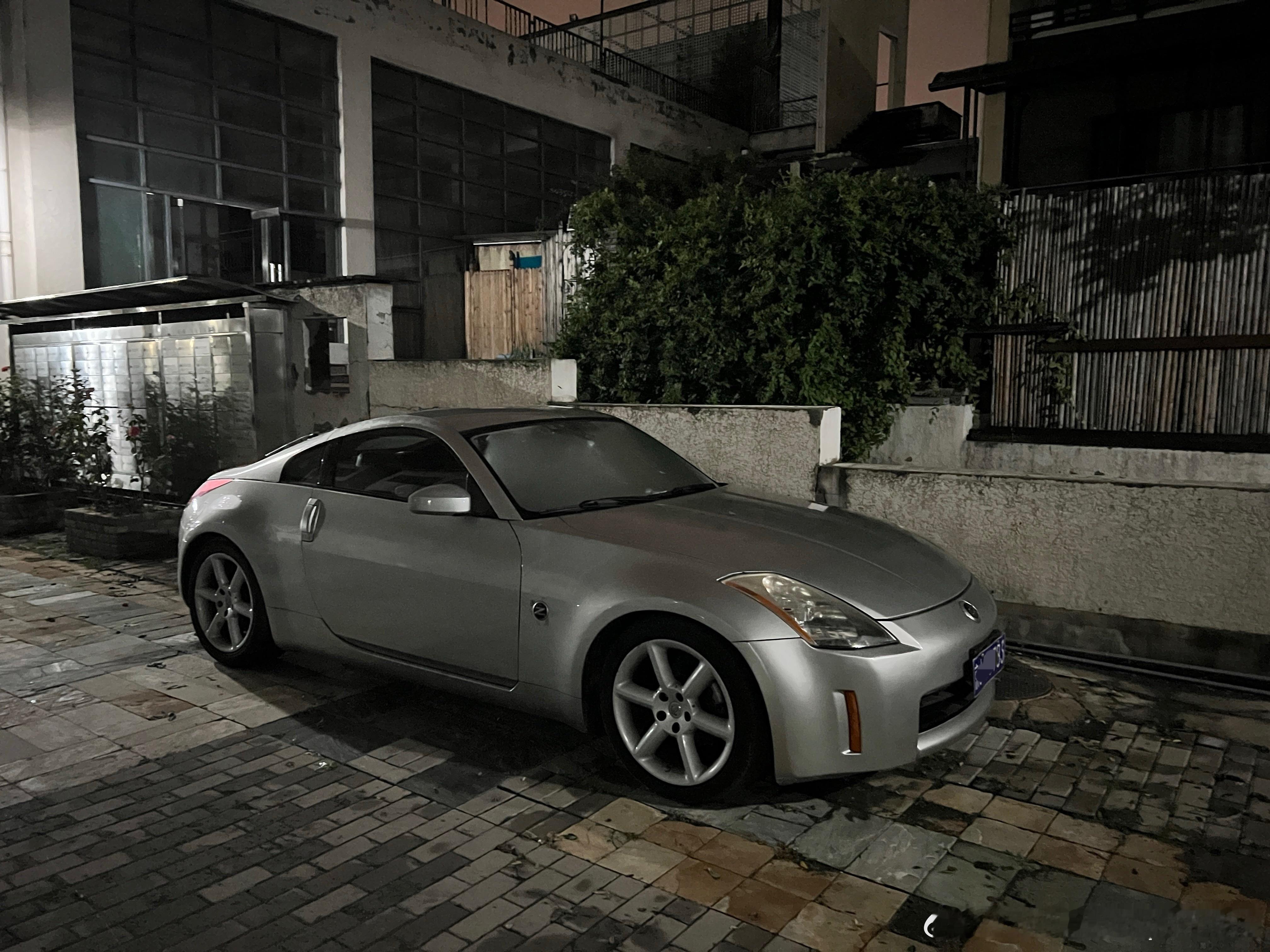 漂亮！隔壁小区角落里竟然有一台京牌一手原厂日产350Z[捂眼睛][捂眼睛]真是好多年没见