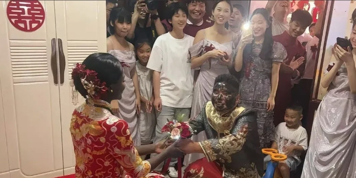 不得把，新郎为了迎合新娘，也是拼了啊。[笑着哭][笑着哭][笑着哭]